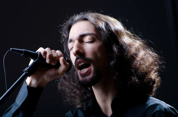Mężczyzna śpiewa na koncercie — Zdjęcie stockowe