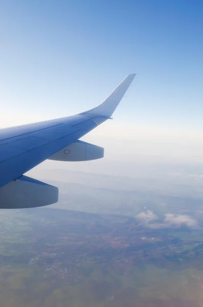 Uçağın penceresinden kanat — Stok fotoğraf