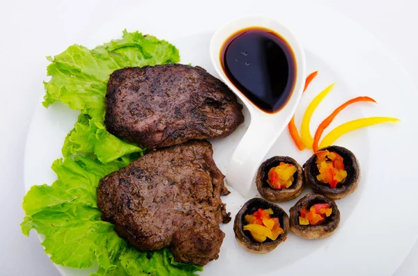 Gut gemachtes Steak auf dem Teller serviert — Stockfoto