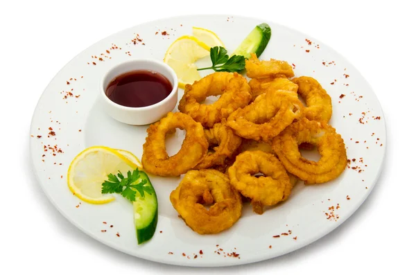 Anneaux de calamars frits servis avec sauce — Photo