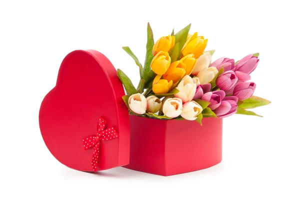 Flores y caja de regalo aislada en blanco —  Fotos de Stock