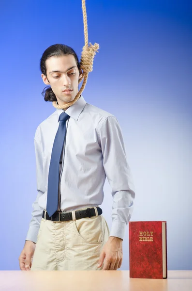 Empresario leyendo la Biblia antes de ahorcarse — Foto de Stock
