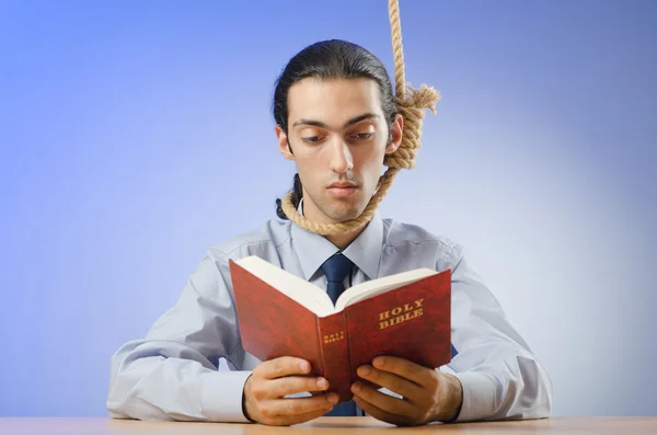 吊颈自杀之前阅读圣经的商人 — 图库照片