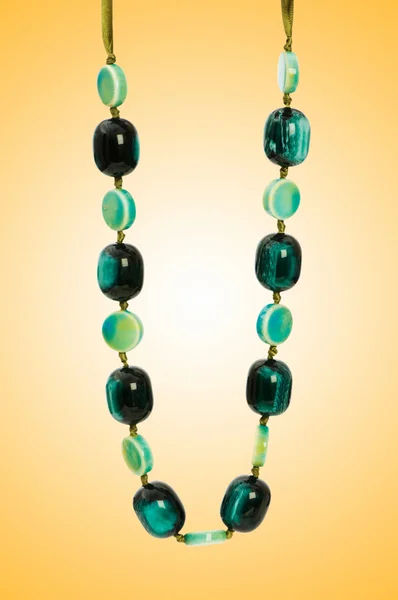 Pěkný náhrdelník proti barevných přechodů — Stock fotografie