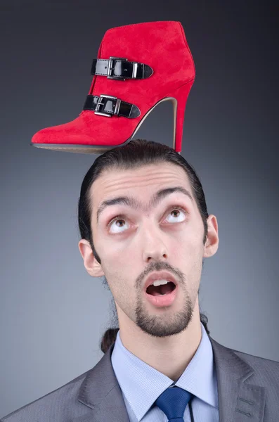 Homem com uma seleção de sapatos — Fotografia de Stock