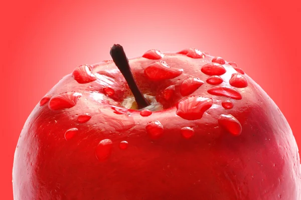 Čerstvé jablko s kapičkami vody — Stock fotografie