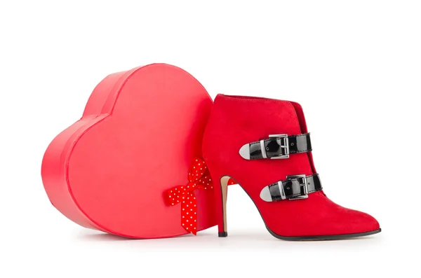 Sapatos e caixa de presente no conceito de moda — Fotografia de Stock