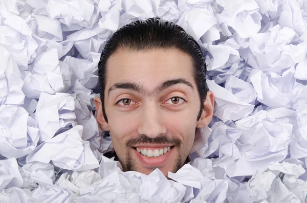 Homme avec beaucoup de papier froissé — Photo