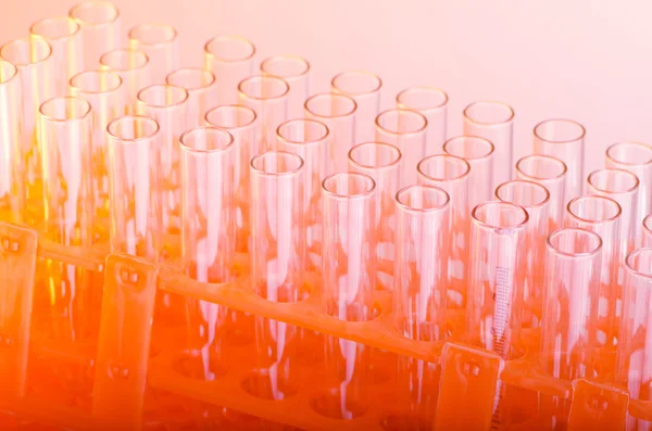 Tubes en verre chimique en laboratoire — Photo