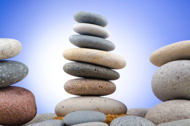 renkli arka plan ile dengeli çakıl taşları