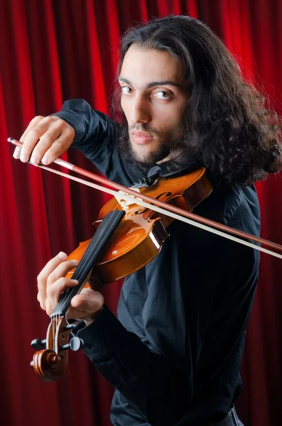 Скрипач играет на инструменте — стоковое фото