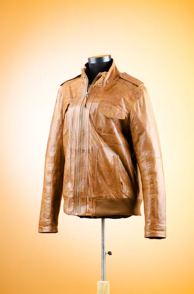 ファッション概念に茶色の革のジャケット — ストック写真