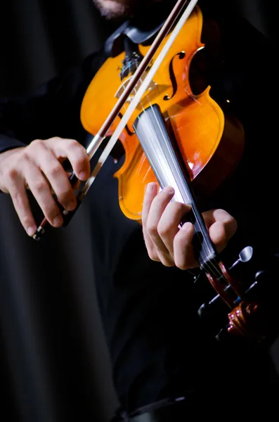 Młodego skrzypka gra — Zdjęcie stockowe