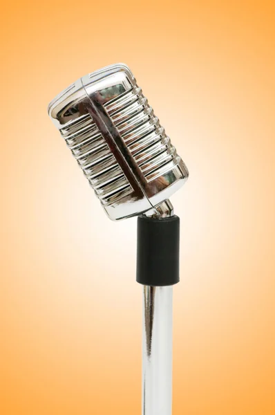Ročník mikrofon izolovaných na bílém pozadí — Stock fotografie