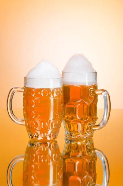 テーブルの上のビールのグラス — ストック写真