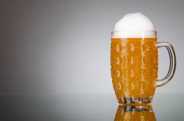 Pivní sklo na stůl — Stock fotografie