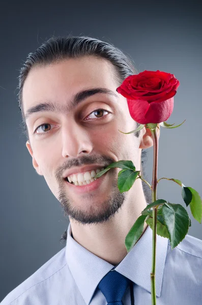 Junger Mann mit roter Rose — Stockfoto