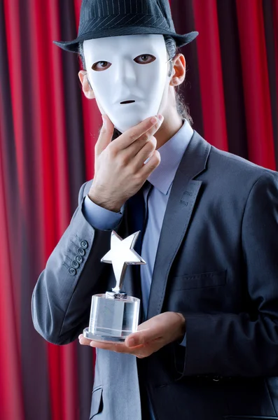 Man receiving award in mask — Stock Photo, Image