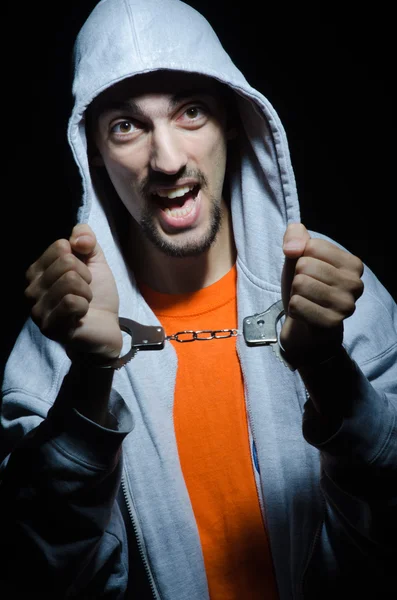 手錠をかけた若い犯罪者 — ストック写真