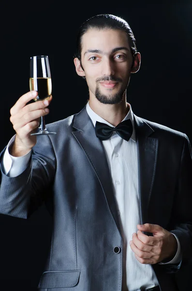 Man proeven van wijn in glazen — Stockfoto