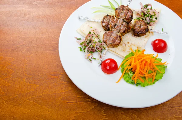 Köttets kök - kebab serveras i tallrik — Stockfoto
