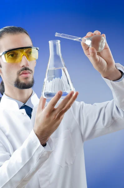 Mladý student chemie pracující v laboratoři — Stock fotografie