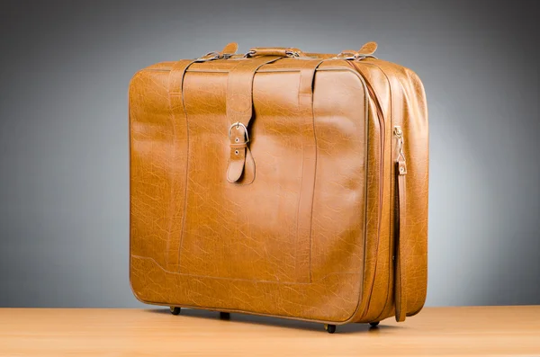 Concepto de equipaje con maleta grande —  Fotos de Stock