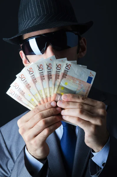 Adam counterfeir para ile — Stok fotoğraf