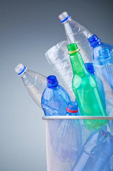 Έννοια της ανακύκλωσης με πλαστικά μπουκάλια — Φωτογραφία Αρχείου