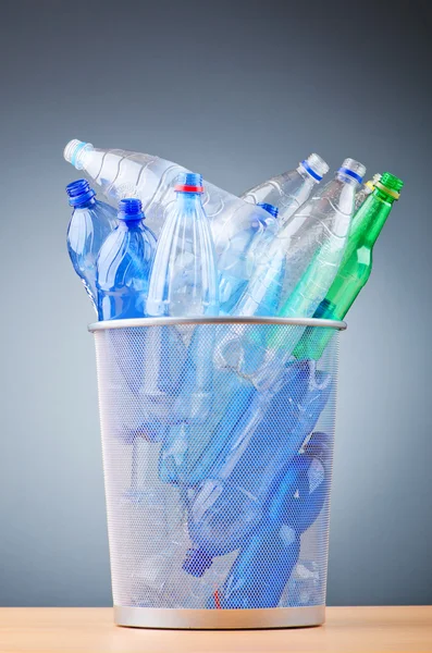 Concetto di riciclaggio con bottiglie di plastica — Foto Stock