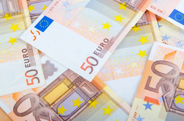 Notas de euro dispostas em conjunto — Fotografia de Stock
