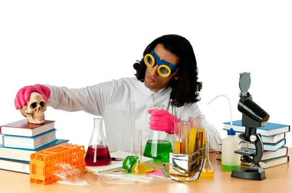 Uczeń pracuje w laboratorium chemicznym — Zdjęcie stockowe