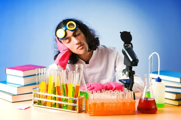 Kemist i labbet experimenterar med lösningar — Stockfoto