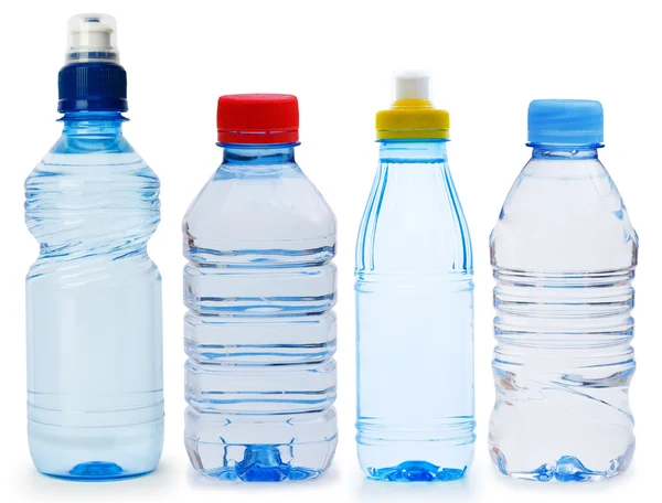 Wiele butelek wody na białym tle — Zdjęcie stockowe
