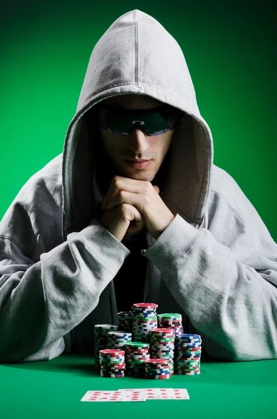 Muž hraje v kasinu — Stock fotografie