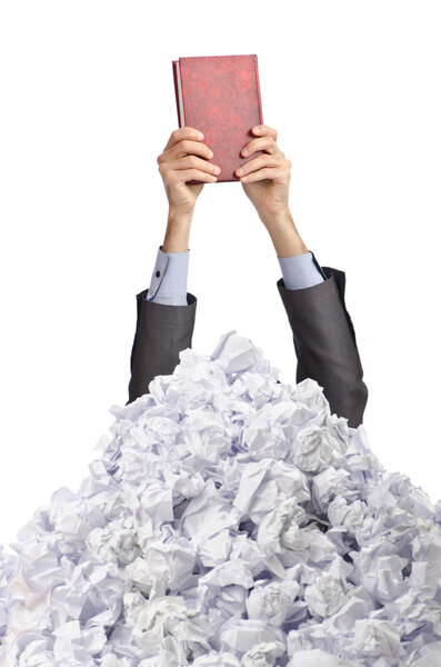 Человек с кучей скомканной бумаги
