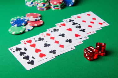 Casino konseptiyle yongaları ve kartları