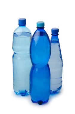 içme suyu şişelerde beyaz