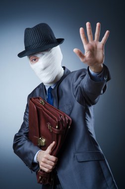 adam tıbbi bandaj kaplı