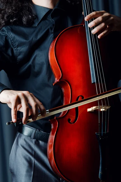 Cello-Spieler während des Auftritts — Stockfoto