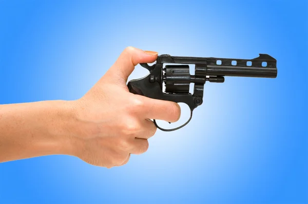 Mão segurando revólver isolado no branco — Fotografia de Stock