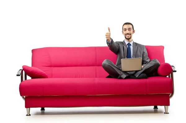 Мужчина сидит на диване — стоковое фото