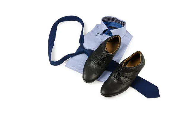 Zapatos y camisa con corbata en blanco —  Fotos de Stock