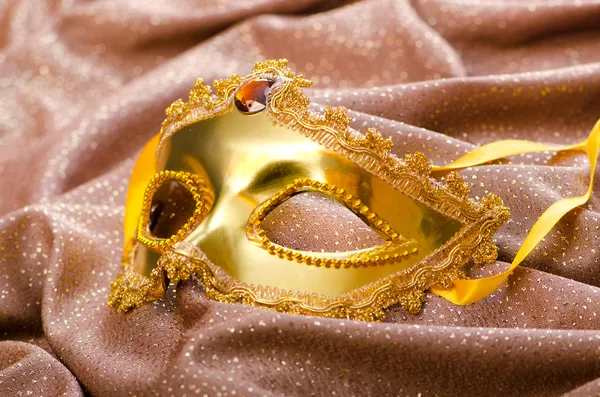 Złota maska na tle satyna — Zdjęcie stockowe