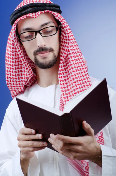 Концепция образования с молодым арабом — стоковое фото