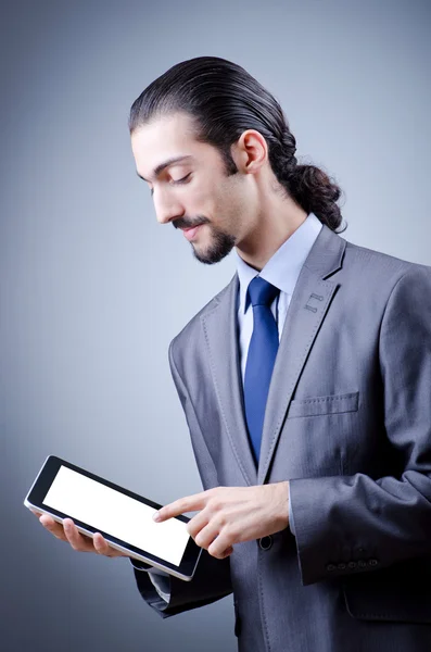 Homme d'affaires travaillant sur tablette — Photo