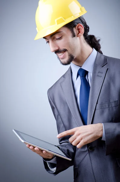 Byggnadsarbetare arbetar på Tablet PC — Stockfoto