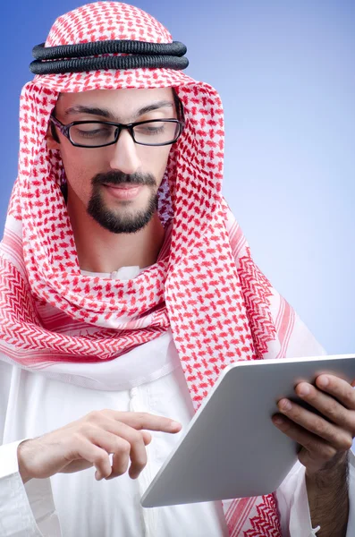 Emiraty biznesmen z komputera typu tablet — Zdjęcie stockowe