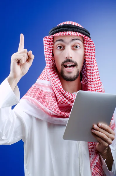 タブレット コンピューターと若いアラブ — ストック写真