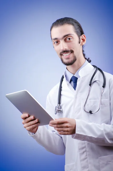 Médico trabalhando no tablet — Fotografia de Stock
